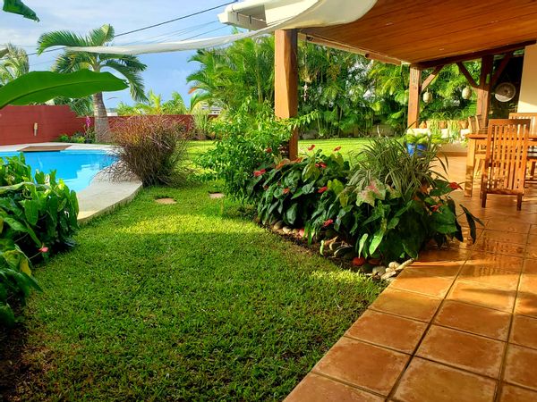 La chambre privée de Patricia est dans une grande maison, avec piscine, au calme et au vert.