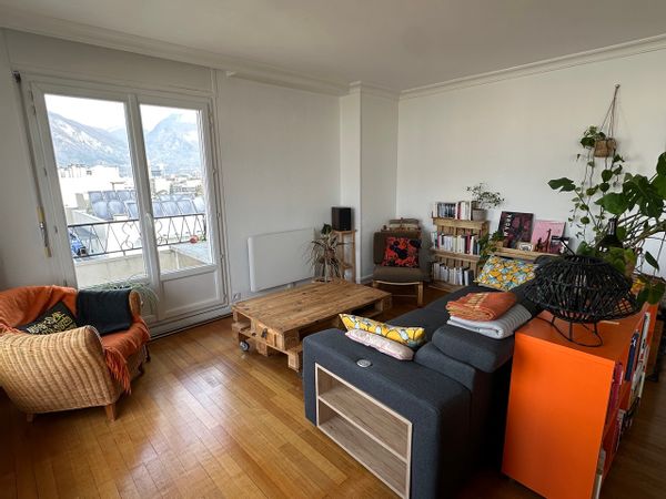 Appartement lumineux avec vue sur les montagnes