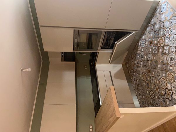 La maison de Giovanni est en plein centre le tram way passe devant et possède  deux jardins.