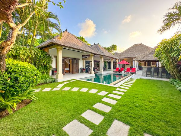 In the heart of Bali Semyniak ! Stunning 3 Rooms villa in a beautiful secluded tropical garden with swimming pool. Walking distance to Beach, shops, bars, restaurants, yet in quiet secluded alley.