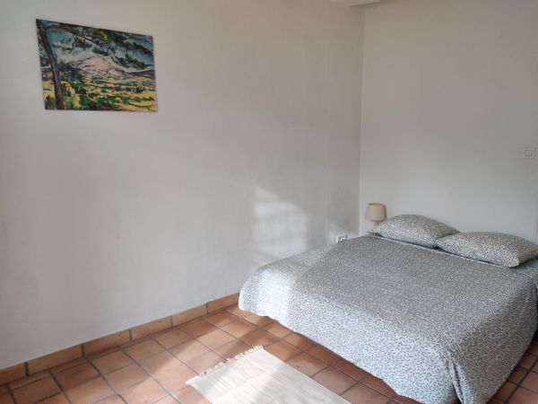 Private room in authentic Provençal house in Eguilles