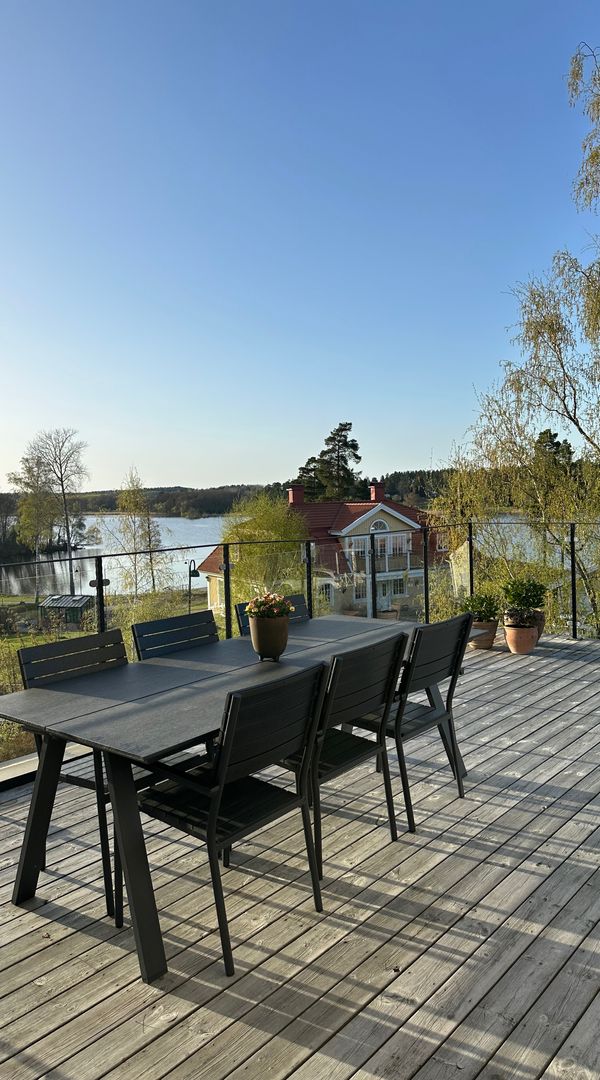 Big house with lake view, 1 h from stockholm. Wood heated sauna.
