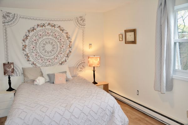 Spacious, Private Room, Queen Bed, Use of Kitchen, Pool and Balcony