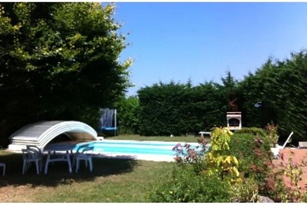 HOUSE WITH HEATED SWIMMING POOL