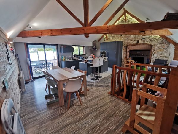 Grande maison atypique entre pierre et bois au milieu des vignes