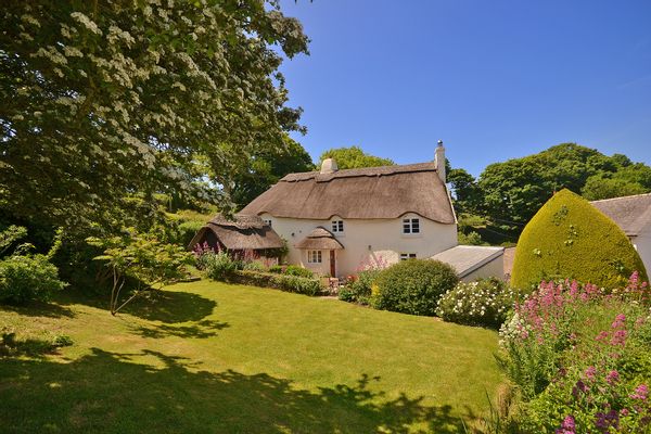 Enchanting English Thatched Cottage with Seaviews
