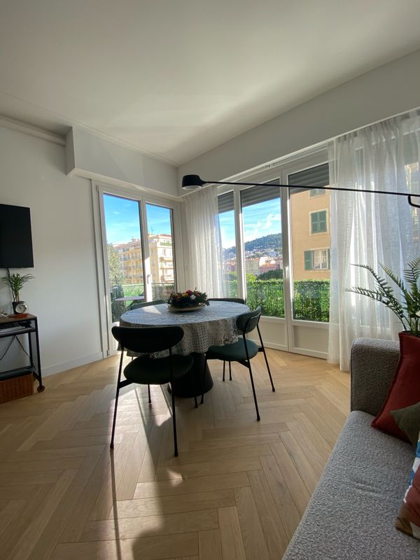 Casa Paoli, la casa si trova a Nizza sul porto a pochi minuti dalla promenade des Anglais e ai piedi della rocca del Castello. Nizza ha un aeroporto internazionale con linee intercontinentali raggiungibile con il metro che si trova a pochi metri da casa.