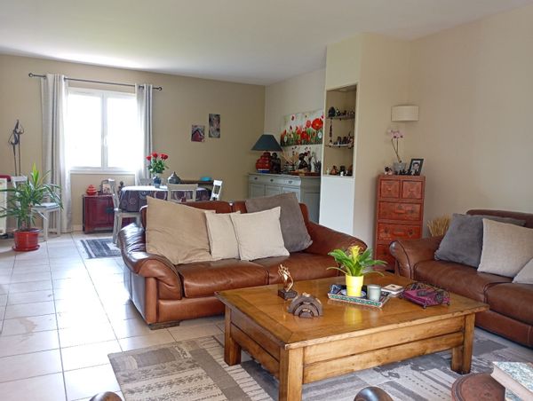 Maison dans écrin de verdure avec vue sur les alpes