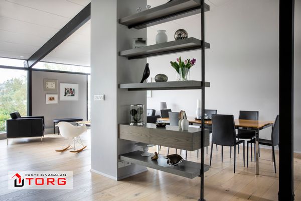 Family-friendly house in excellent location! Close to a recreation area and only 10min downtown.