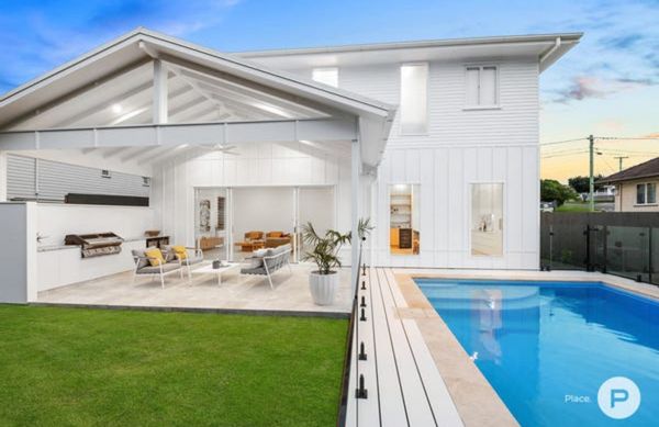 Cannon Hill Retreat: A modern, perfectly located newly renovated Queeslander