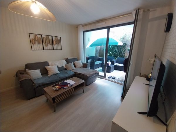 Je suis ravie de vous accueillir dans mon petit coin de paradis, où confort, détente et convivialité sont au rendez-vous. Ma maison est chaleureuse, propre et prête à recevoir des invités qui souhaitent passer un séjour agréable. Que ce soit pour quelques jours de repos, des retrouvailles en famille ou simplement une pause bien méritée, vous êtes les bienvenus. Ici, vous trouverez tout le nécessaire pour vous sentir comme chez vous : un espace douillet, une cuisine équipée, une literie confortable, et une ambiance paisible. J'aime partager de bons moments et faire en sorte que chacun se sente à l’aise. N'hésitez pas à venir avec vos sourires, vos envies de détente, et votre bonne humeur. Les vacances, c’est fait pour en profiter, et je suis là pour que ce soit réussi !