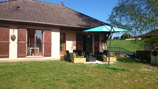 Maison calme pour se détendre ou rayonner dans la région (Chambéry, Lyon, Annecy, Lacs, Walibi ou même la Suisse et l'Italie)