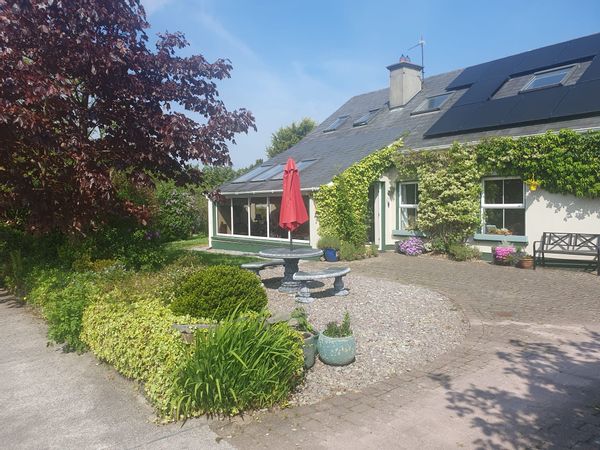 Modern cosy cottage-like home - 15min from beach