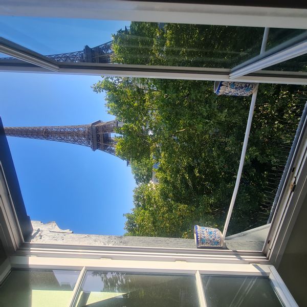 Studio with view onto the Eiffel Tower and the Seine - Paris 7th arr