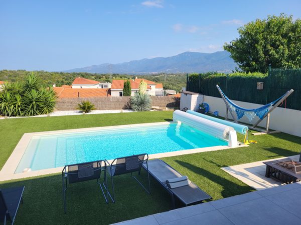 Villa avec piscine et vue sur les montagnes