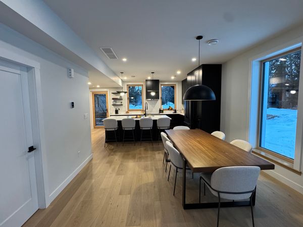 Modern Mountain Luxury Retreat – Sustainable, Stylish & Steps from Adventure