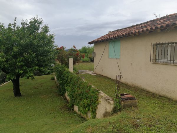 La maison de Jean Claude et Sandrine est une maisonnette indépendante donnant sur notre jardin au calme, la vue est imprenable sur les montagnes. Tout en étant proche de toutes les commodités comme l'aéroport international de Nice et de la mer ( 10 km, Promenade des Anglais ), mais aussi de la montagne ( le parc du Mercantour entre autre, à un peu plus d'une heure ),mais aussi Monaco, Cannes, Antibes, l'Italie etc. ...