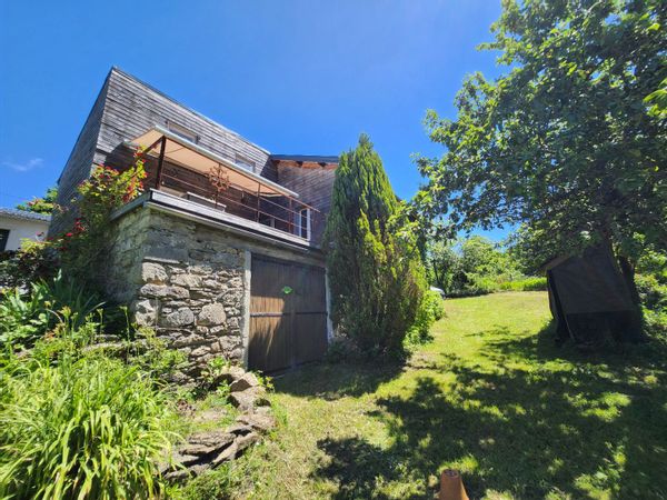 La maison à la montagne, dans la prairie, au bord du lac et de la forêt.