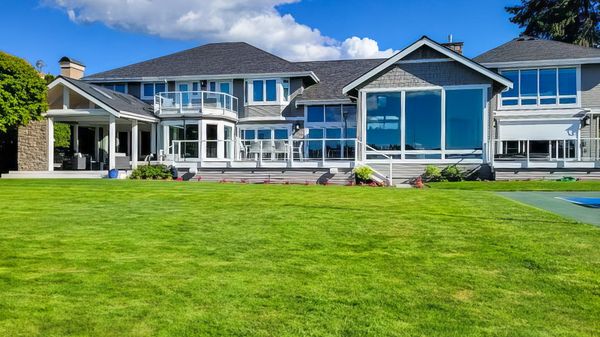 Lakefront Seattle-area 6-bedroom completely updated house