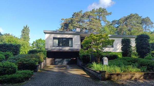 A peaceful house in nature and still in the civil world