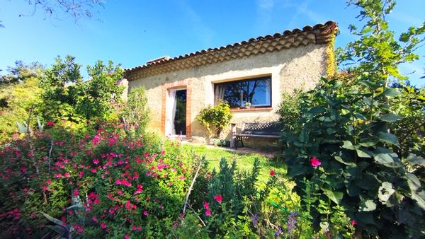 Petite bergerie sur les collines, vue Pyrénées. Non loin, le canal du midi Carcassonne et Toulouse.