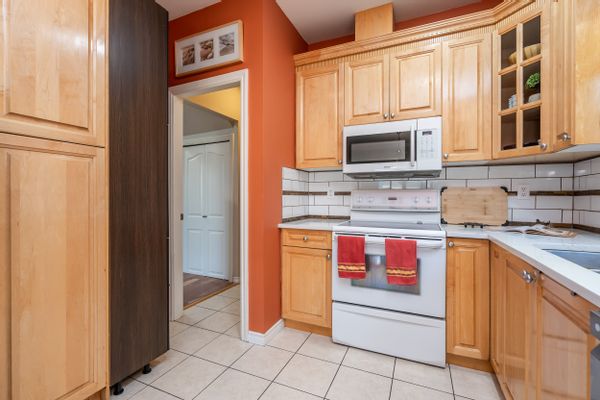 2 bed 1/2 duplex centrally located 25 minutes from downtown Vancouver