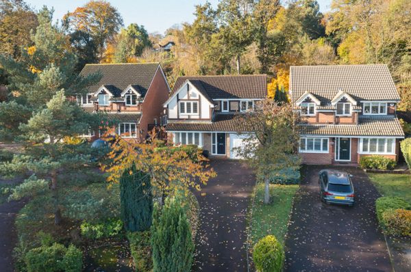 Sara's home with direct train into LONDON and 10mins from Heathrow, England