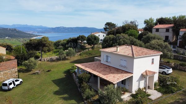 Maison fleurie dans la prairie