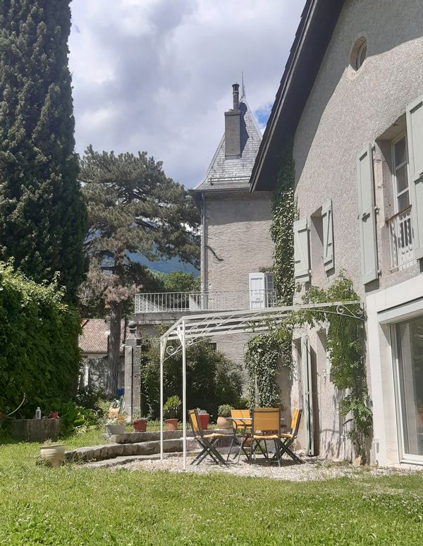 La maison de Carole au pied des montagnes
