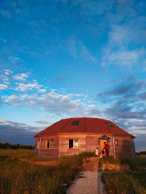 Une maison écologique dans un écohameau en construction