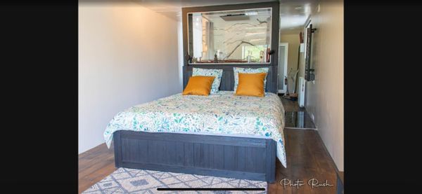 Chambre parentale avec salle de bain et wc privé . Entrée indépendante par la terrasse face a la nature