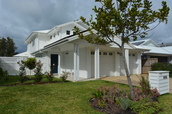 Luxury Modern Beach Home, 5 min walk to stunnning beach