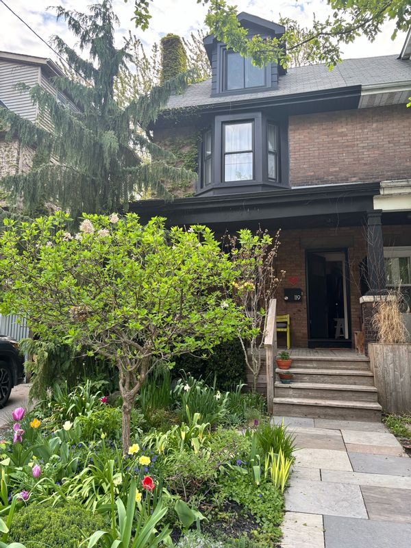 Leslieville 4 Bedroom/2 Bath near Beach + Extra Double Bed in Basement “Guest Suite” (4th bedroom)