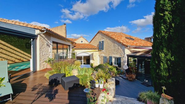 Charmante maison atypique au calme et au vert, au cœur de la cité médiévale de Chauvigny.