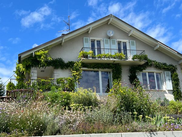 Spacious home, Mont Blanc views