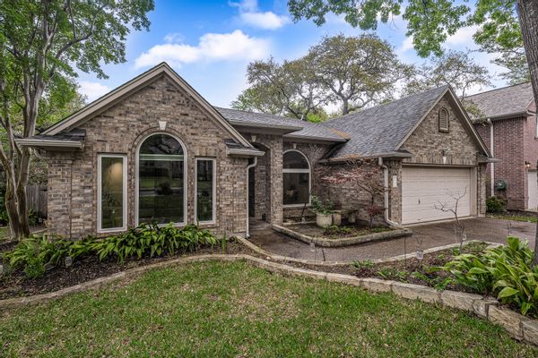 Spacious Suburban Home Near Nature