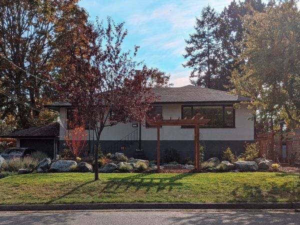 Family-friendly home with big garden near seaside parks