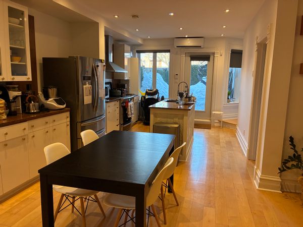 Appartement rez-de-chaussée avec jardin en plein centre de Montréal.