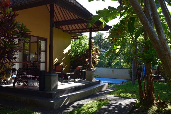 Peaceful house in Ubud, Bali. Surrounded by green garden & rice field view. 5 min. to center Ubud