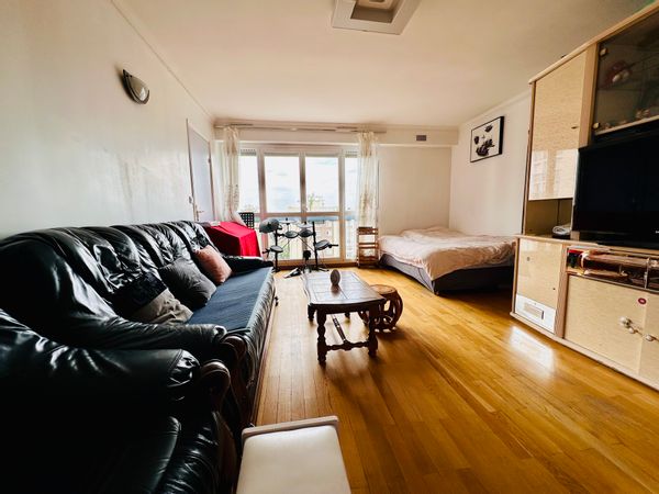 Appartement lumineux avec vue sur les toits de Paris – Belleville
