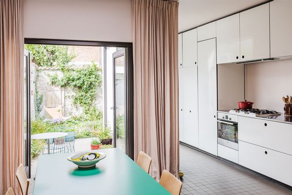 Un havre de paix lumineux, entre art et chats