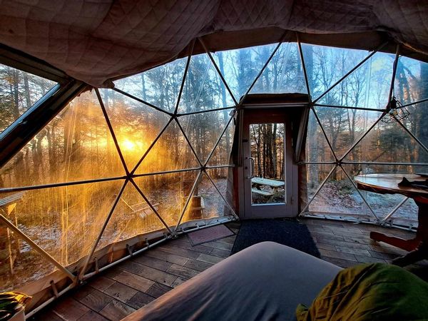 Dôme #2 pour 2 personnes avec lac et sentiers en forêt dans un centre de ressourcement