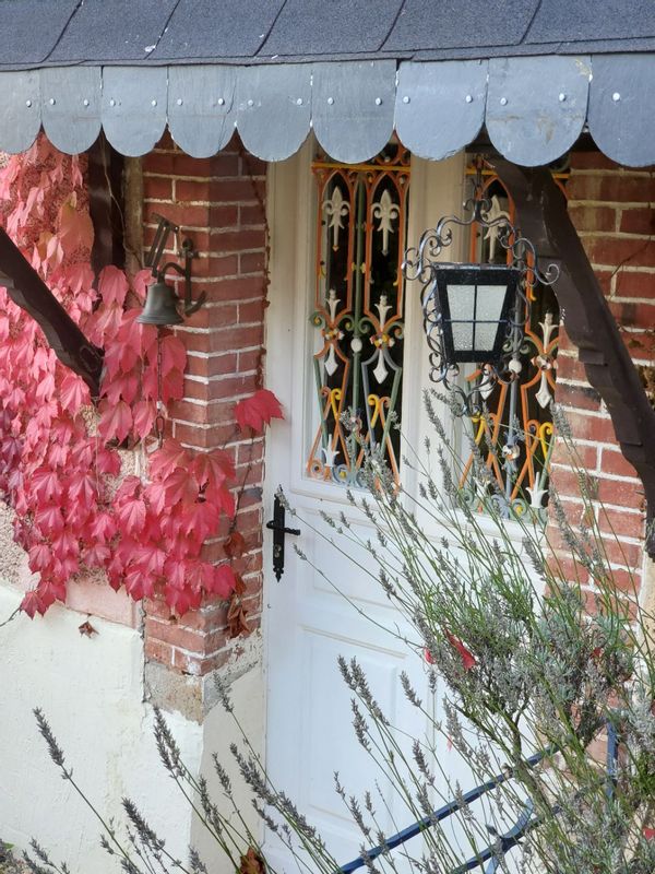 Au centre de toutes les grandes destinations (1h20 en moyenne), au coeur d'un village typique.