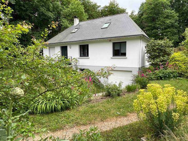 Maison familiale lumineuse entre nature et ville tout près d’Angers, avec terrain de tennis.