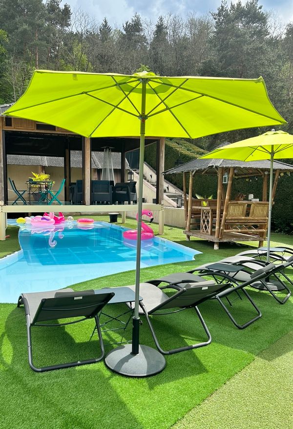 Studio moderne, grande terrasse, barbecue et piscine