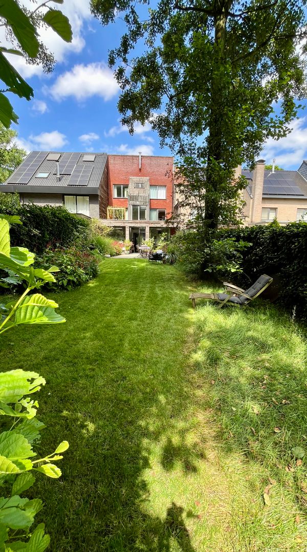 A bright, spacious house with a large garden and outdoor wooden sauna. Just 4 km from the historic center of Ghent. But also only about a 30-minute drive from Brussels, Bruges or the sea.