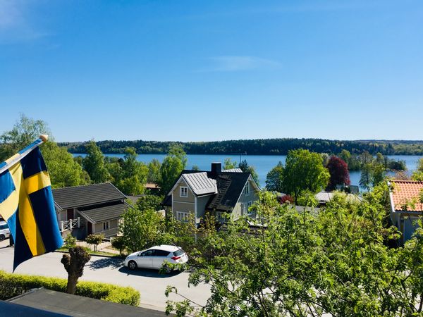 Family friendly house with sunny terraces with lake side view. Only 20 km to Stockholm City Center