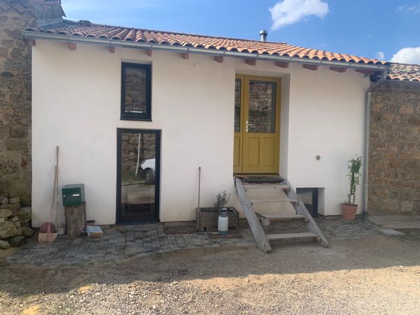 Maison recemment renovée, très agréable à vivre au quotidien, avec une super terrasse ( vue wouah!)