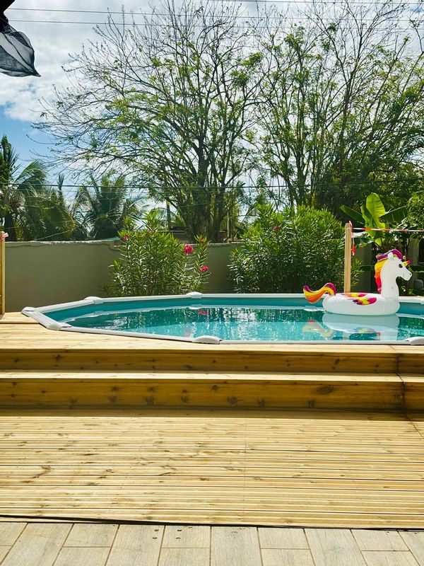 Maison avec belle terrasse, piscine et jardin verdoyant au cœur de l'île