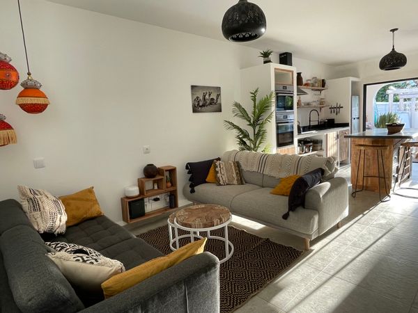 Stylish Coastal Retreat Steps from Beach, Restaurants and Cafes